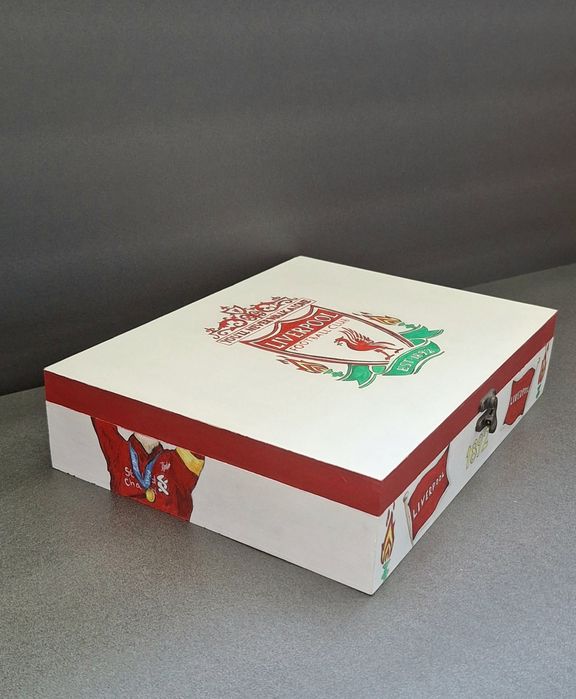 Liverpool - ръчно рисувана кутия за принадлежности