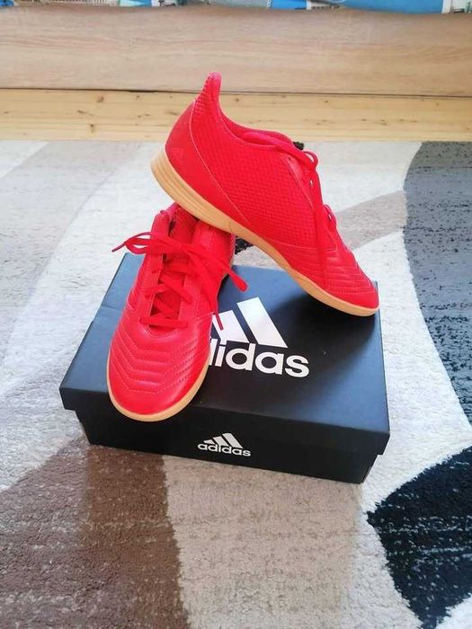 Adidas нови тренировъчни обувки за зала или навън.