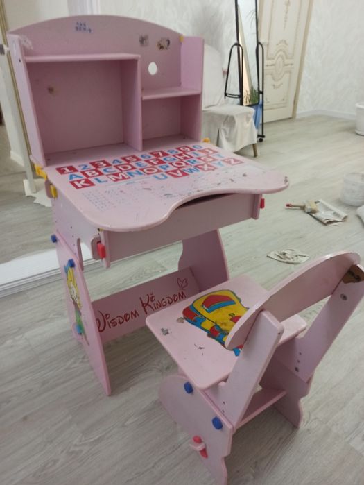 продается парта  очень удобная.под столом можно поставить книги,