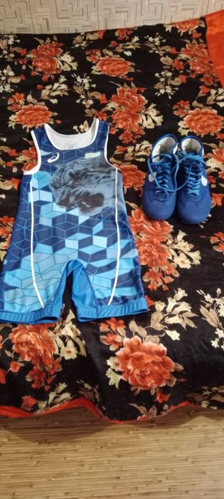 Продаю борцовки  и трико новое