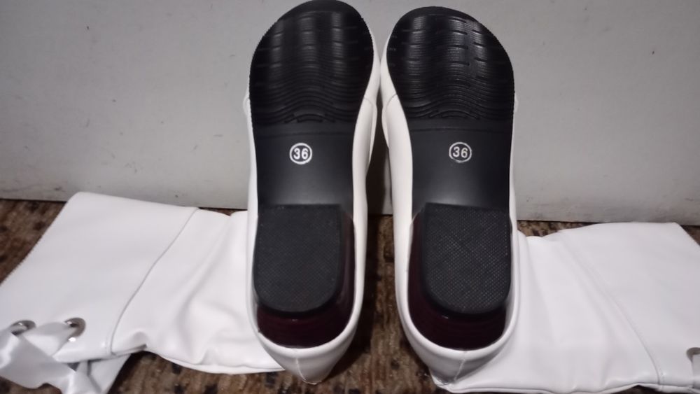 Бели ботуши с панделка