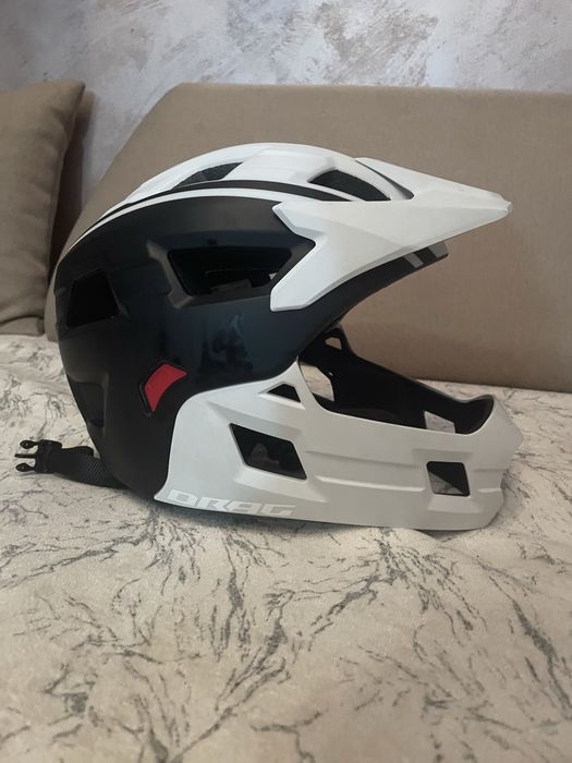 Каска на марка DRAG