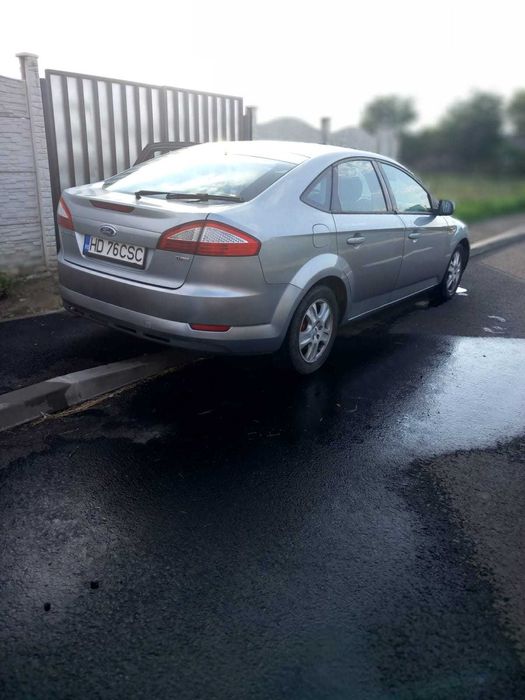 Vând Ford mondeo
