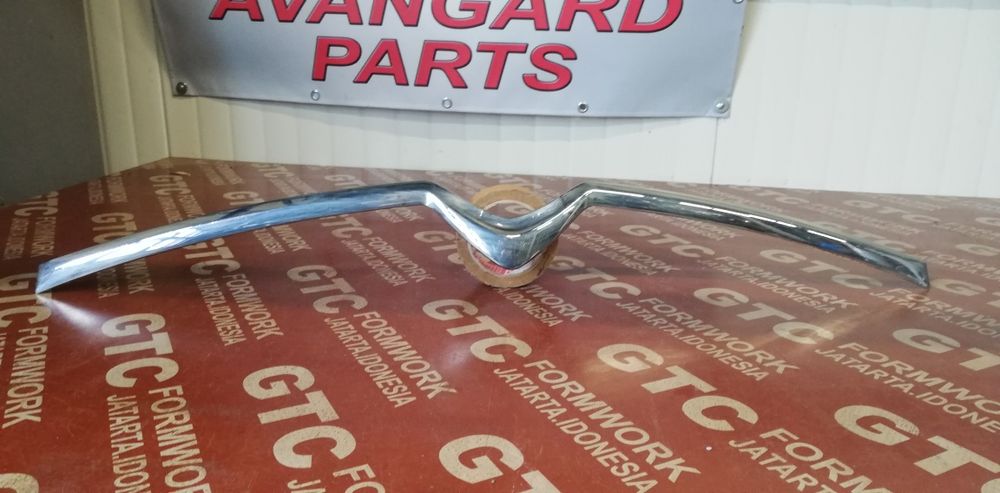 Лайстна за предна решетка с емблема Citroen C4 Picasso