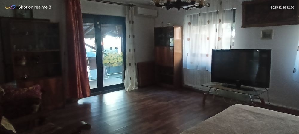 Închiriez studio