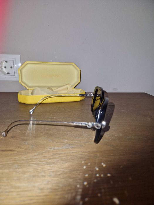 Продавам нови дамски тъмни очила Swarovski