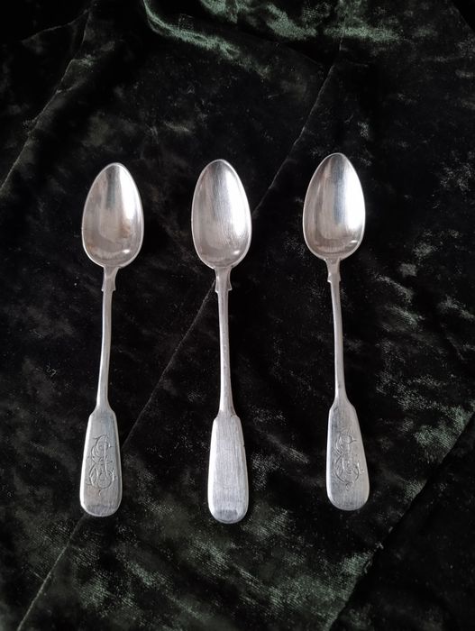 Продам антикварные  серебряные ложкчки