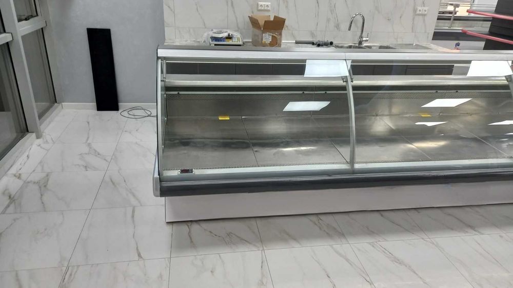 Продавам хладилна витрина
