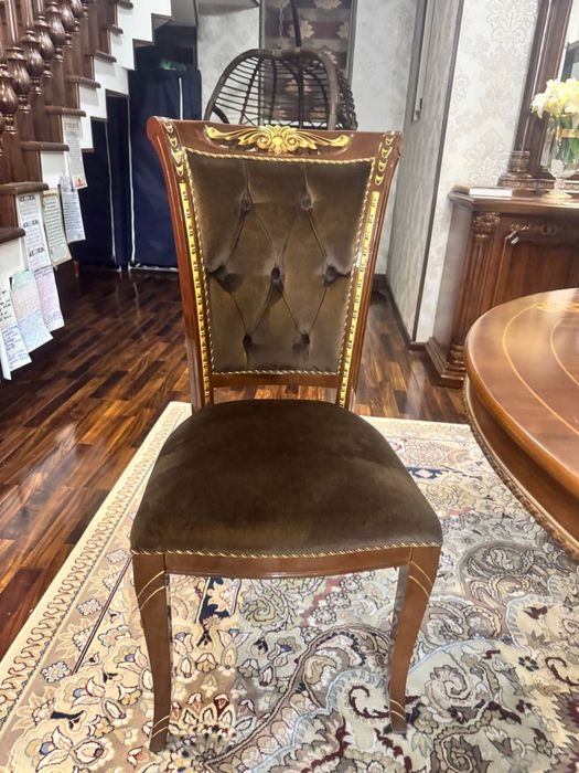 Коричневый стол стул для гостинной комнаты