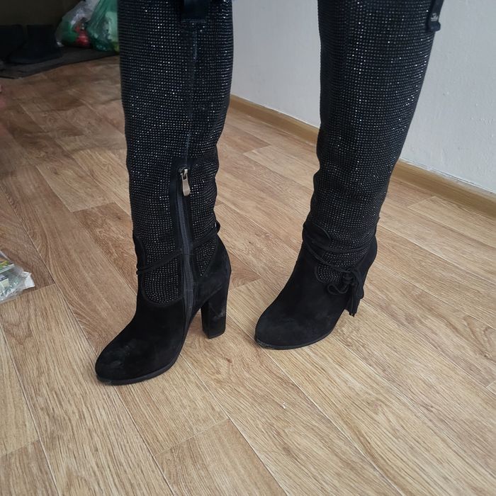 Продам натуралбные замшевый сапоги размер 36. Высоьа каблука 8-10см