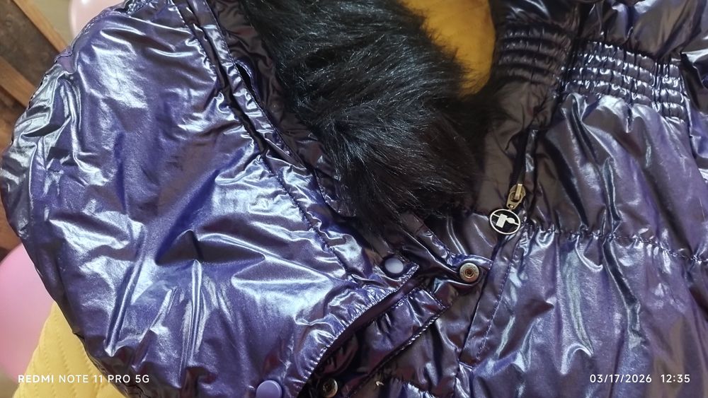 Лилаво лъскаво яке с хубава качулка+подарък