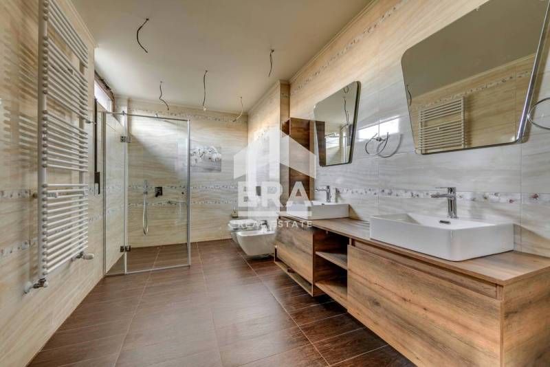 Самостоятелна къща под наем с красив двор и панорама към града в кв. "