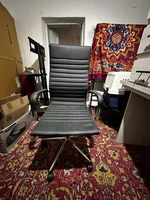 Продается письменый стол в хорошим состоянием Срочно