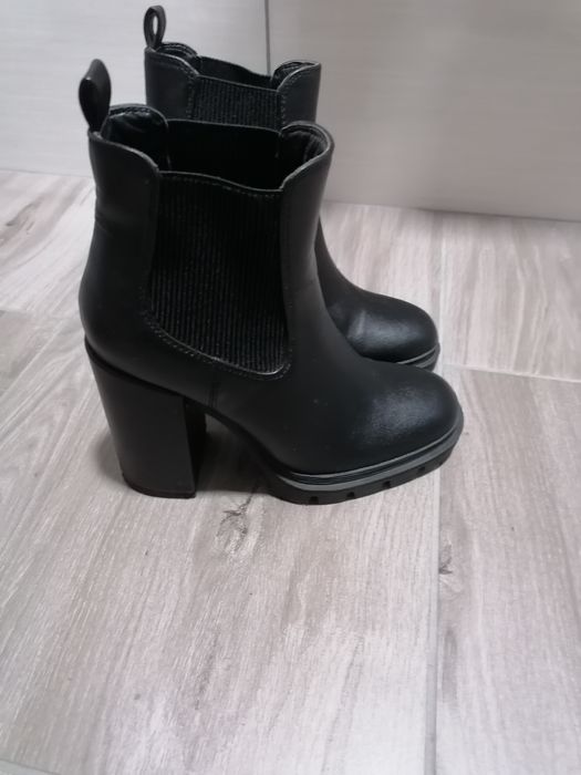 Botine  cu toc gros.