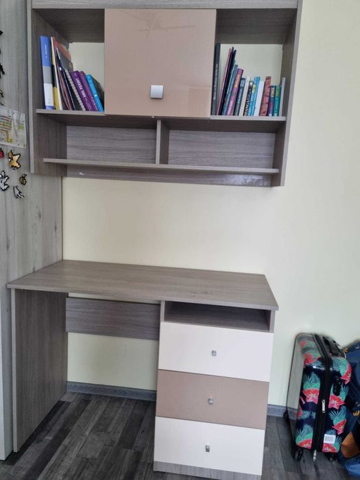 Birou cu etajera suspendata