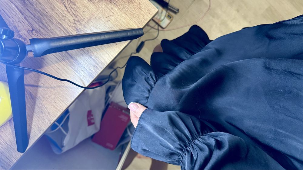 Дешево стильное атласное платье средней плотности