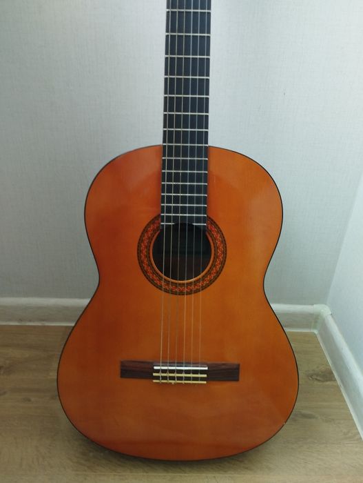 Продам гитару Yamaha c40