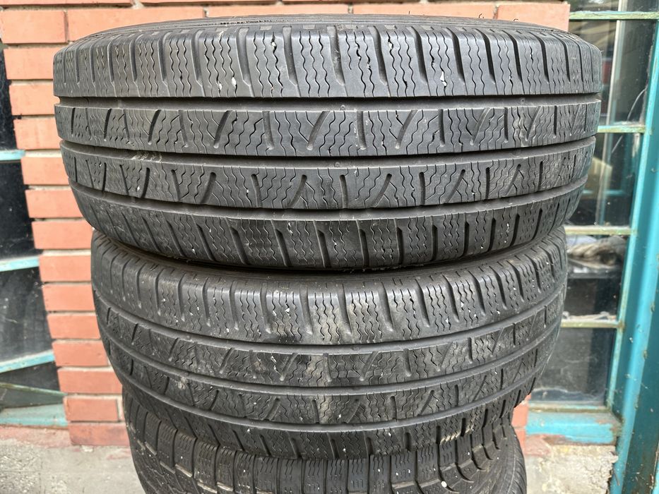 Продавам 2бр. Зимни гуми 215/60/17 C бусови Pirelli / Пирели