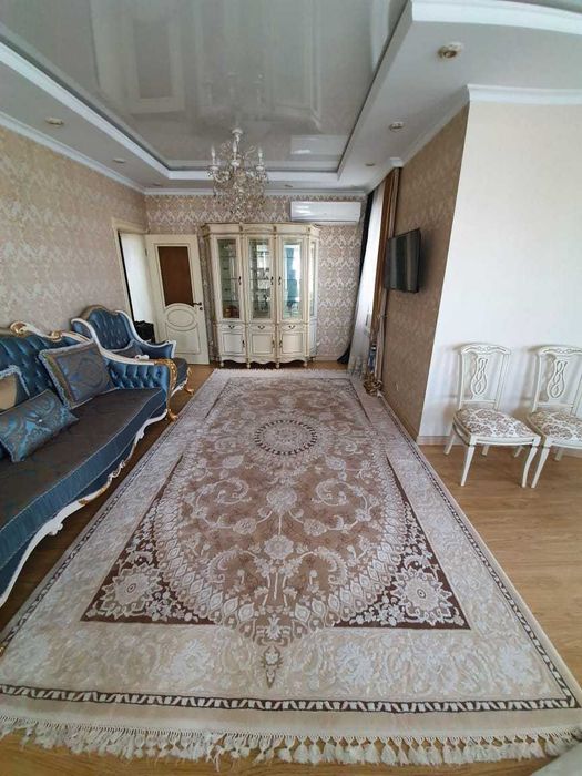 Стол со стульями и сервант