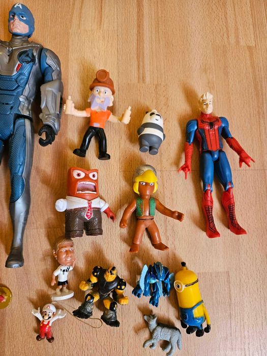 Плюшени играчки и пластмасови играчки(продам на комплект по минимум 3 )