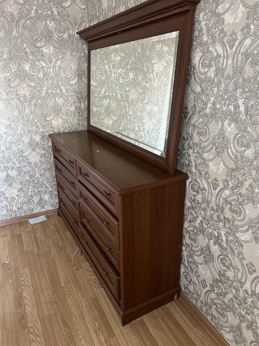 Спальня, кровать , зеркало , комод
