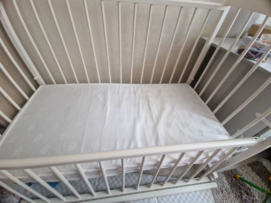 Детская кроватка, белая, с матрацем