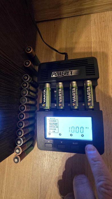 încărcător și analizator inteligent de acu Maha Powerex MH-C9000