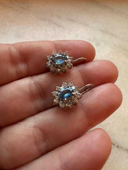 Pereche de cercei din aur alb, decorată cu safire albastre și diamante