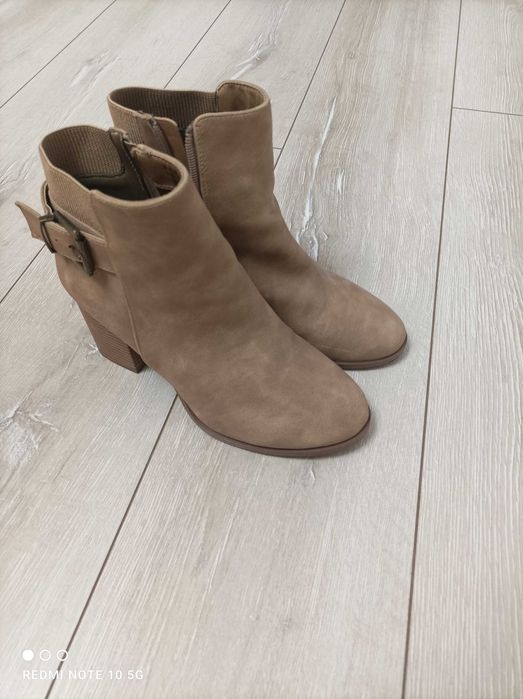 Чисто нови дамски обувки