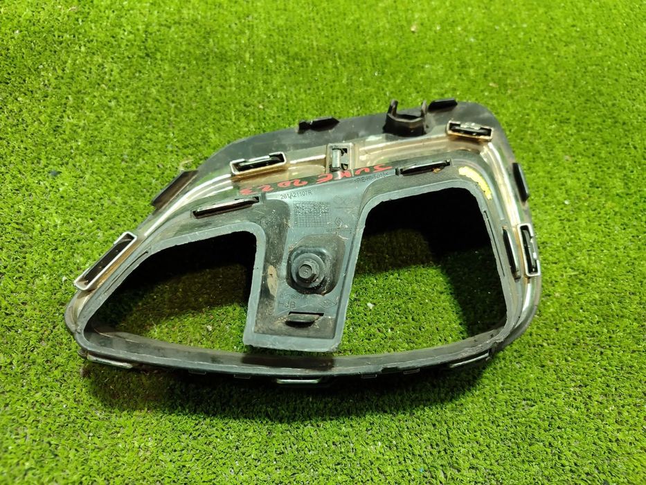 GRILA BARA FATA DREAPTA NISSAN JUKE HYBRID 1.6 BENZINA 2023 COD OEM 261A21107R / 261A27768R / HATCHBACK 5 USI / 2022-2024