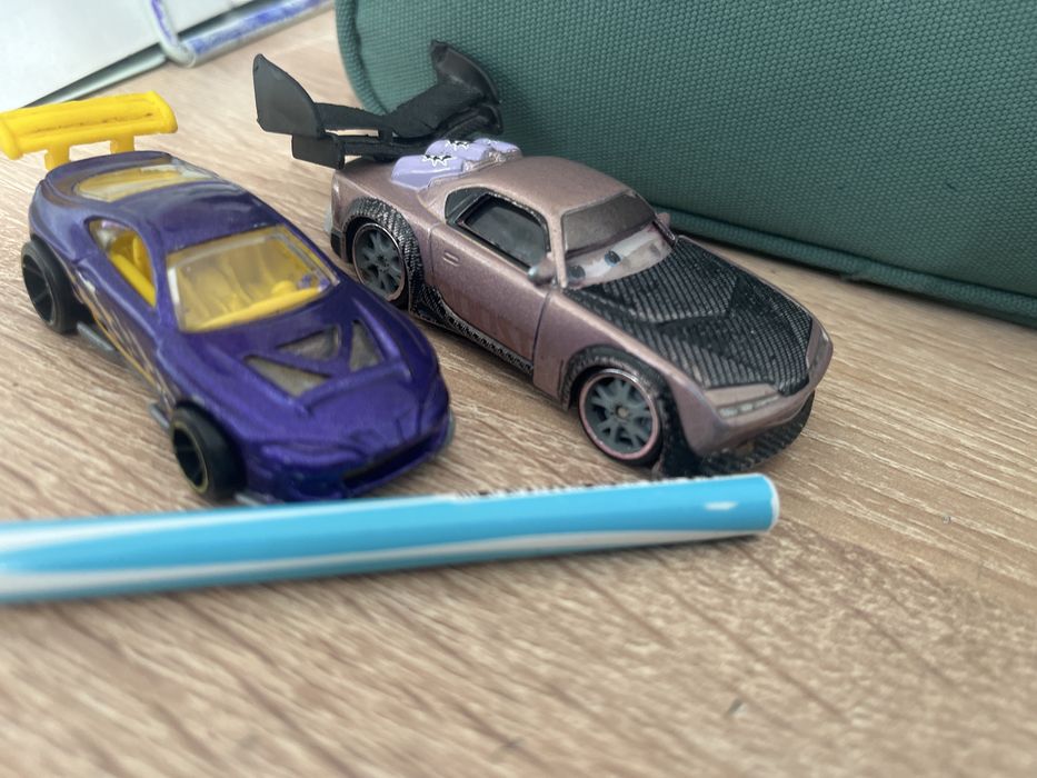 Машинки Hot whells и Из тачки маквин