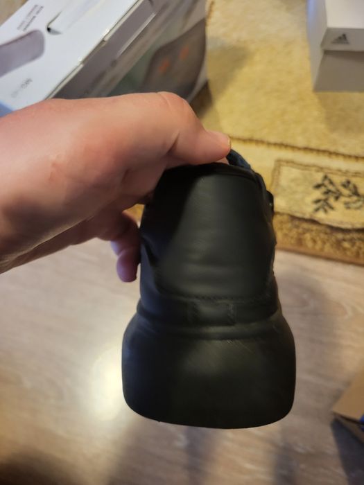 Vând pantofi pentru zile onomastice