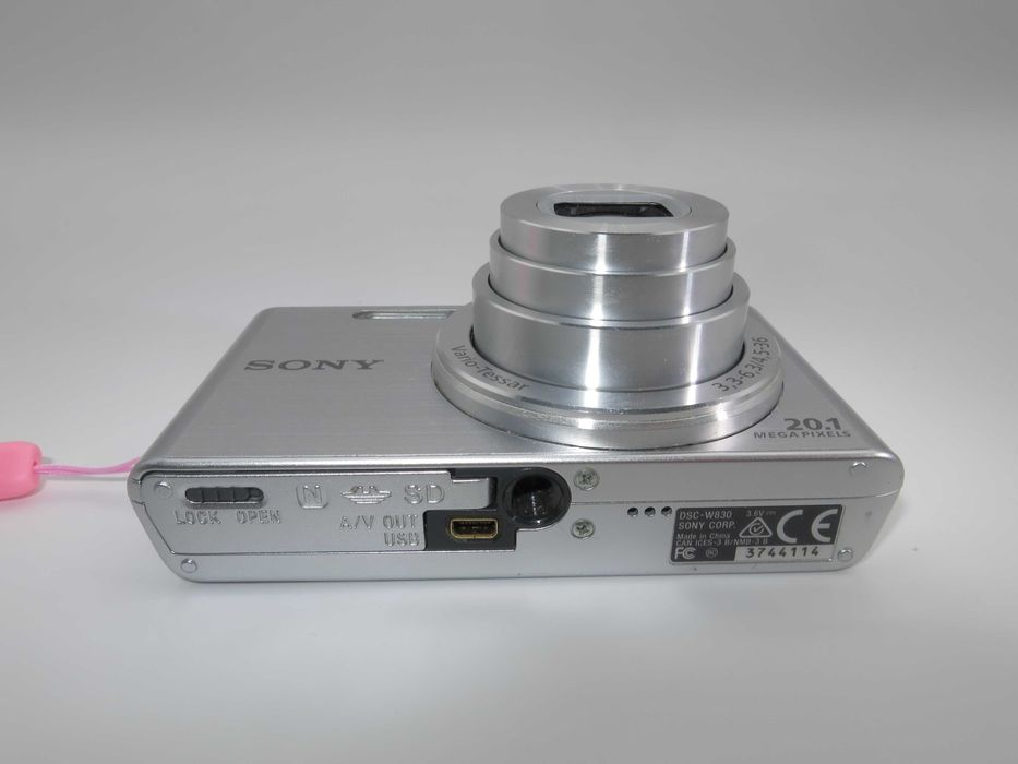 Sony CyberShot W830 компактен цифрова фотоапарат, дигитална камера сребърен цвят, пълен комплект, работи отлично, като НОВА