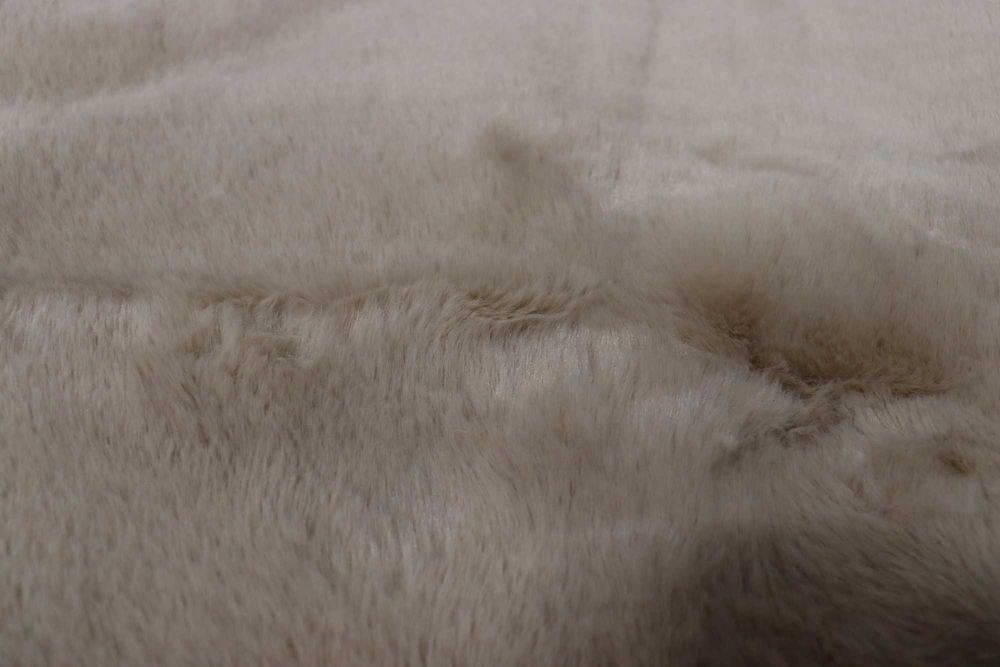 Много мек пухкав килим в неутрален бежов цвят, 160х55 см