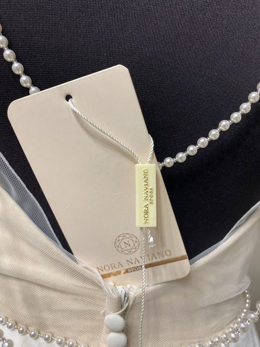 Белое платье с открытой спиной