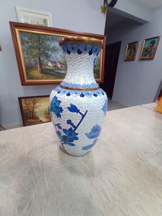 Китайска ваза Клоазоне (Cloisonné) – изящна изработка от мед, емайл и позлата (21х11 см)