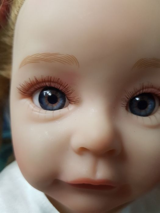 Păpușa reborn cu ochii albastri si părul blond