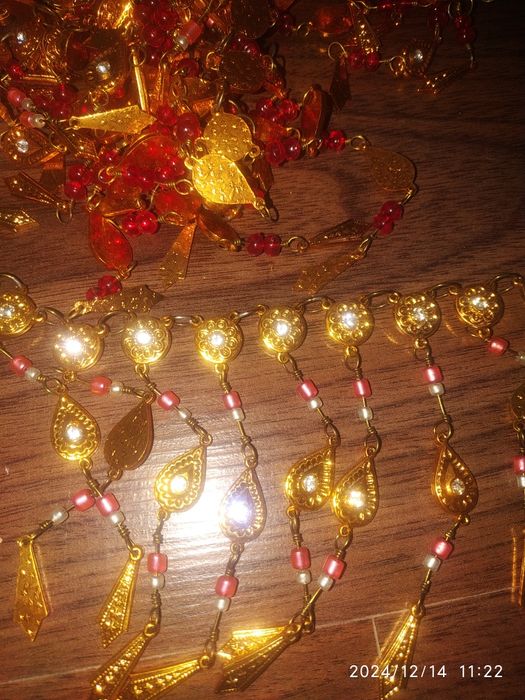 Тесьма,биссер,стразы,бусы все для шитья