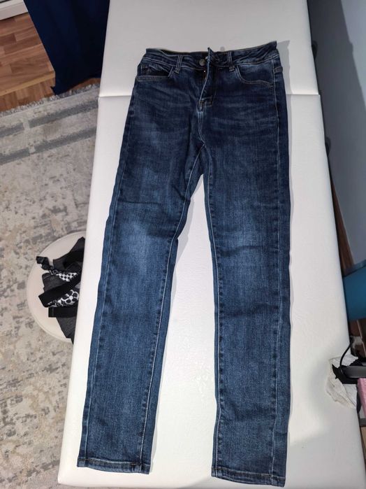 Продам женские джинсы