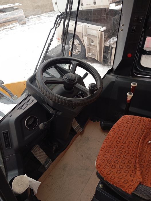 Погрузчик фронтальный 2 кубов