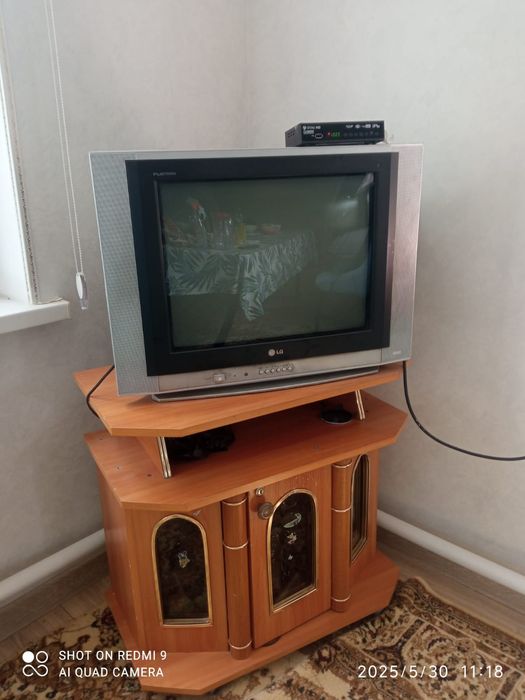 Телевизор с подставкой