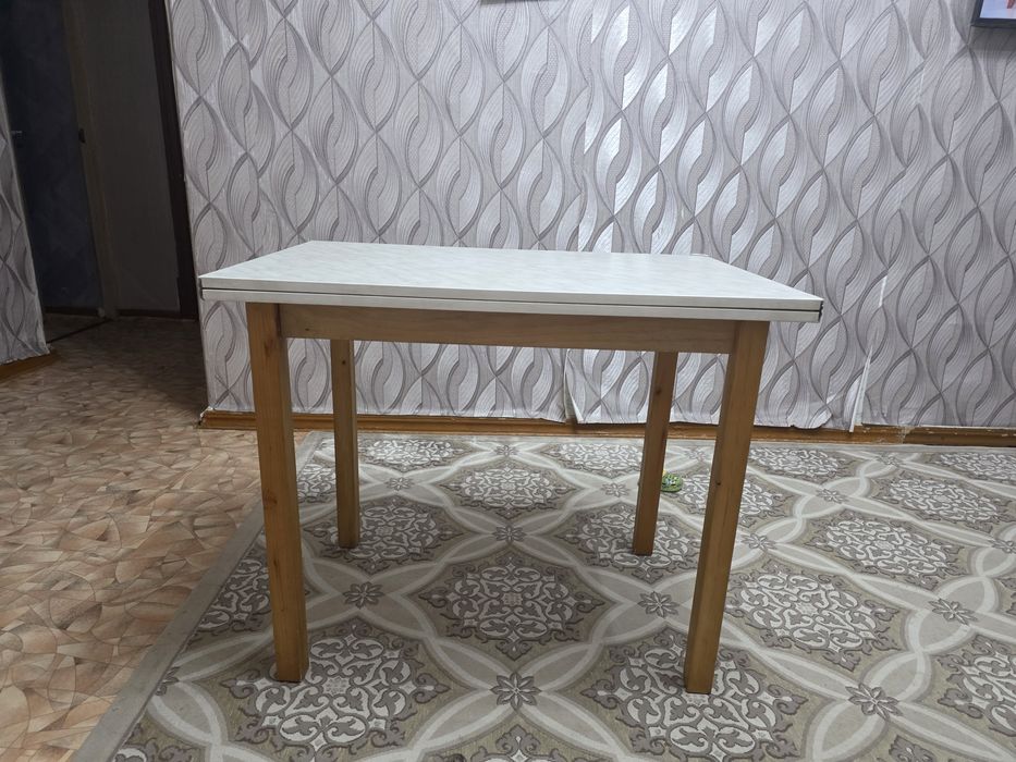 Стол обеденный..