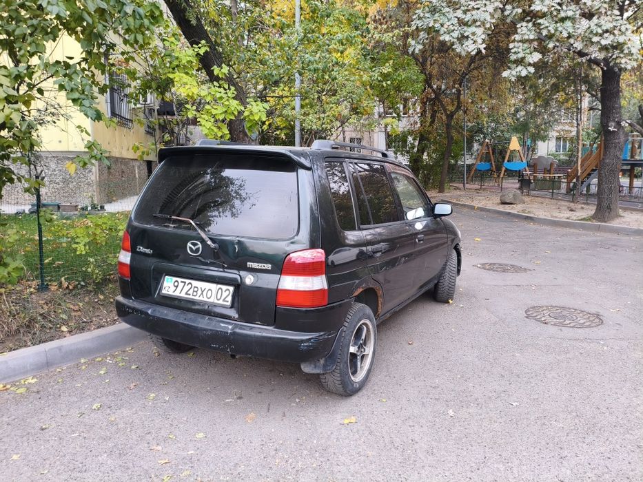 Продам автомобиль Mazda Demio.