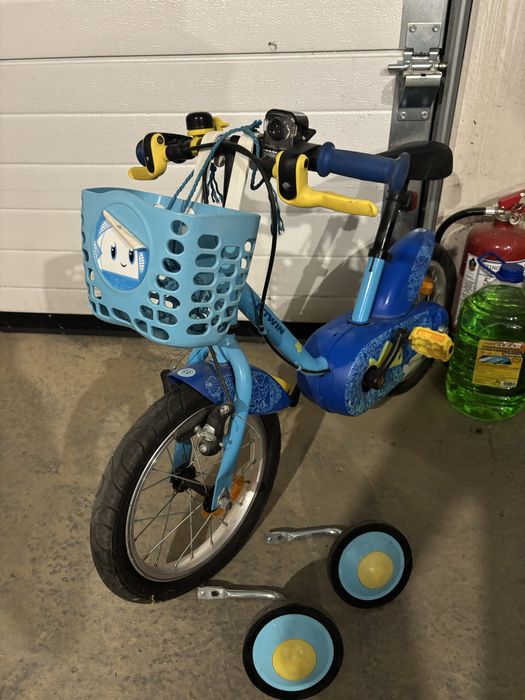 Vând bicicletă copii B'TWIN Ocean 100 (Decathlon), mărime 14 inch, potrivită pentru copii cu vârsta între 3 și 5 ani (înălțime aprox. 90 – 105 cm).
