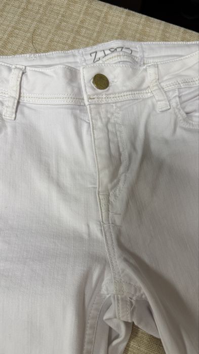 Боди  и бели дънки  на на Avin . Риза на Hugo с етикет