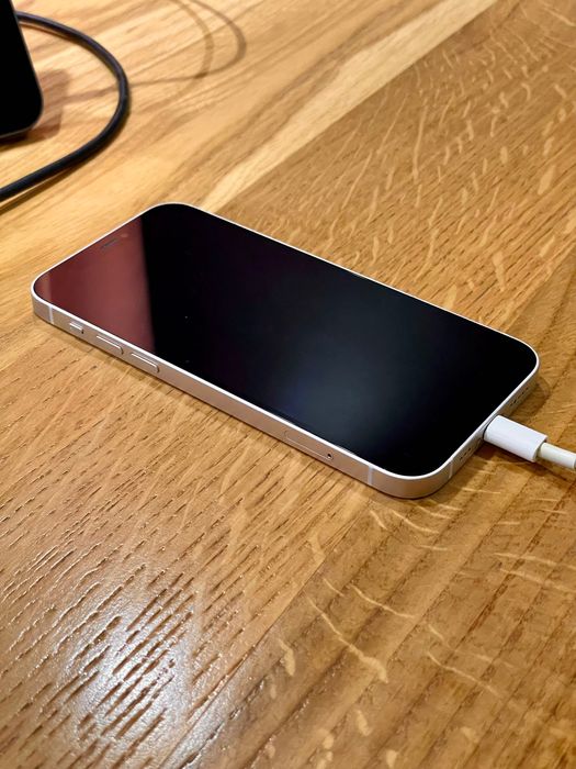 Продам iPhone 12 белый (64gb)