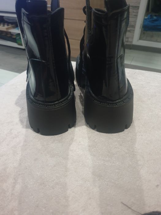 Боти с връзки лачени