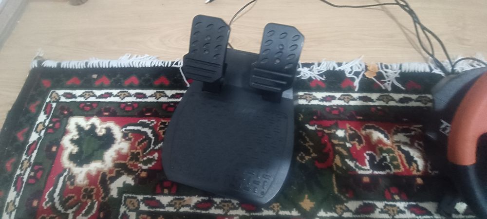 Se dă ps4 slim cu două manete + 9 jocuri+volan gaming