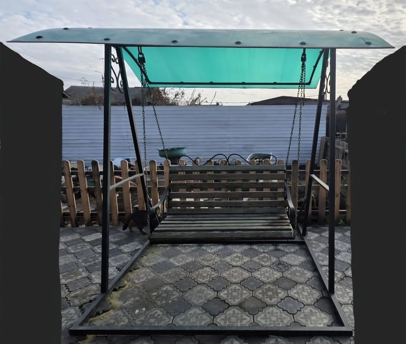 Садовая качель с элементами ковки