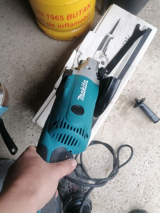 Polizor unghiular Makita GA9020, o unealtă profesională robustă, nou